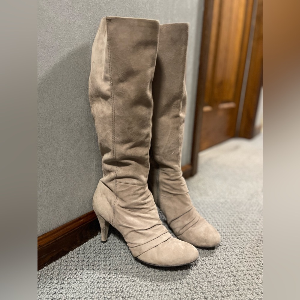 Nine West light gray heeled boots, size 8.5, lightly worn